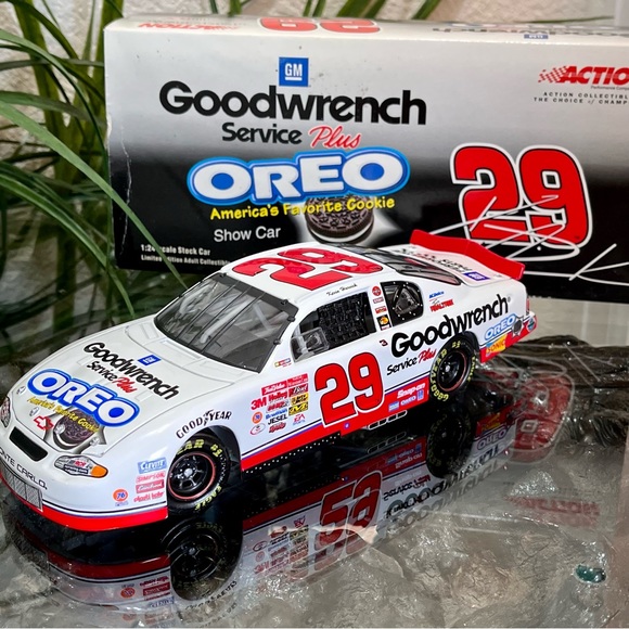 NASCAR Kevin Harvick #29 Oreo/Goodwrench 2001 Chevy Monte Carlo 1:24 Scale - Picture 6 of 11